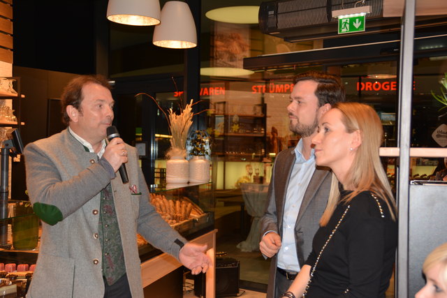 Anton und Anton jun. Haubenberger nebst Gattin Katrin.