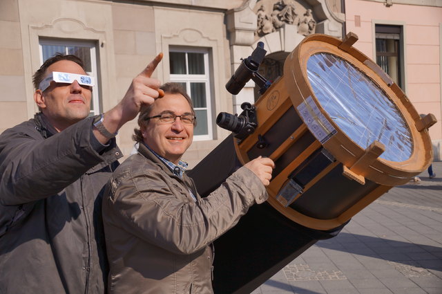 Klaus Tschernschitz (r.) brachte sein wertvolles Teleskop am Leibnitzer Hauptplatz zum Gucken zur Verfügung.