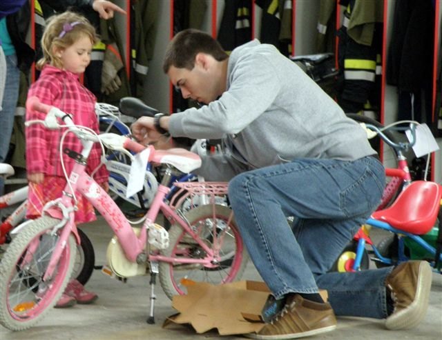 Andreas Strohmaier berät eine junge Kundin beim Radbasar in Randegg. | Foto: privat