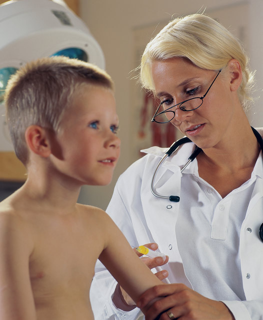 Die Zeckenimpfung ist im Normalfall für Kinder ab dem sechsten Lebensmonat geeignet | Foto: mev.de