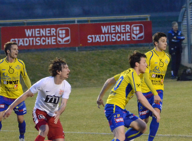 Unglücksrabe Albert Vallci (re.) lenkte eine Flanke ins eigene Tor ab. | Foto: KK