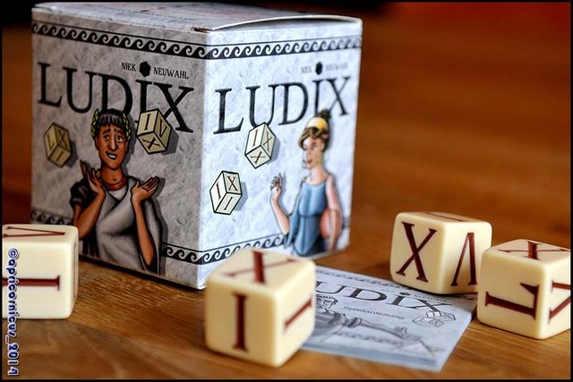 LUDIX, ein einfaches Würfelspiel aus dem Hause Piatnik. Die Besonderheit: Die vier Würfel zeigen römische Ziffern.