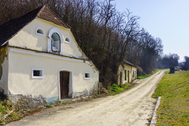 Am Anfang des Weges stehen einige alte Kellergebäude