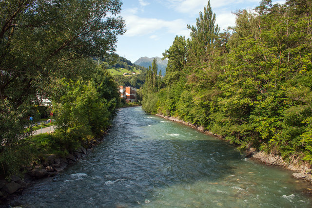 Dies Sanna mit ca. 25 m³/s Wasserfracht in Landeck - Bruggen. Das ist die Wassermenge welche maximal über dem Triebwasserstollen ausgeleitet werden soll. Hier sind dann noch ca. 3,5 m³/s Wasserfracht als kümmerlicher Rest zu erwarten. © Ing. Günter Kramarcsik