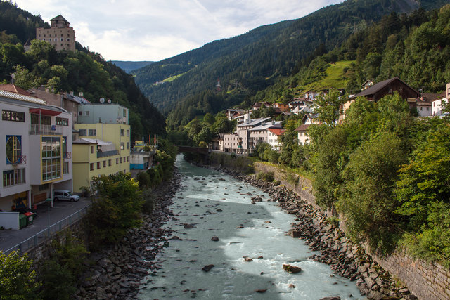 Der Inn im Stadtzentrum von Landeck mit einer Wasserfracht von 5 m³/s. Wenn die Inn- Kraftwerkskette der TIWAG fertig gestellt bzw. realisiert ist, dann ist auch im Sommer nicht mehr Wasser im Inn, außer an Hochwassertagen. In Summe wird statt wie bisher ca. 75 m³/s ziemlich exakt die doppelte Wassermenge über einen 2. Triebwasserstollen nach Imst ausgeleitet! © Ing. Günter Kramarcsik