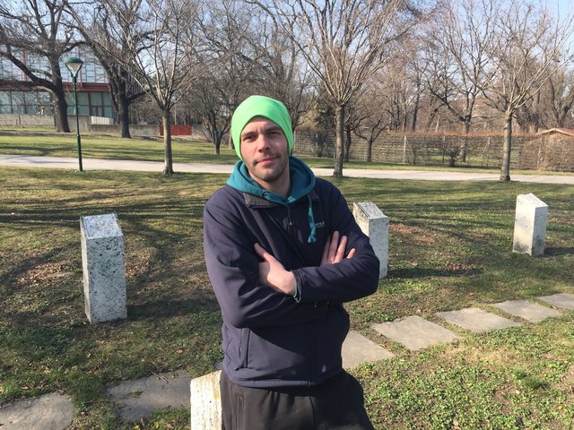 Christian Kratoschka bei den zehn Säulen, die als Kunstwerk aufgestellt wurden. Die Messingplatten sind verschwunden. | Foto: Bajer