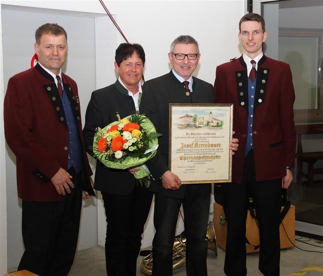 v.l: Obmann Stv. Heinz Kobler, Helga Herrnbauer, Ehrenkapellmeister Konsulent Josef Herrnbauer, Kapellmeister Mag. Dietmar Azesberger