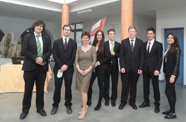 Daniel Haumer, Simon Altenberger, Margarete Streitwieser, Larissa Kathrein, Maximilian Pleikner, Michael Brennsteiner, Andreas Wöhrer und Valentina Colaceci (v.l.n.r.) | Foto: tourismusschule bramberg