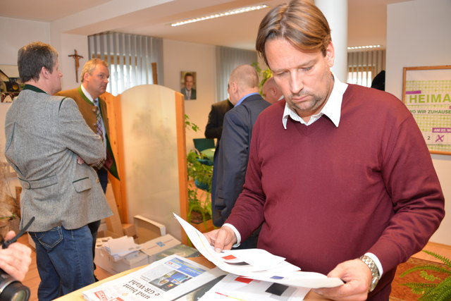 Martin Kaltenegger studiert die ersten Ergebnislisten aus den Gemeinden des Bezirkes Murtal.