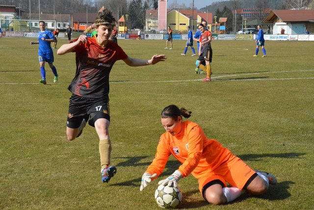 Zweifachschützin Tanja Legenstein kam in dieser Szene gegen Torfrau Sara Großmann einen Tick zu spät