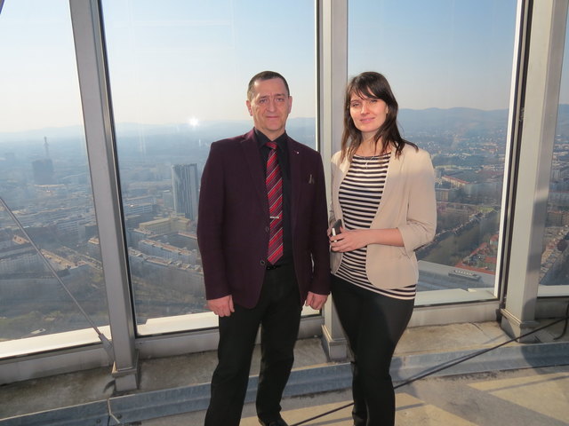 Bezirksvorsteher Hannes Derfler wurde von Mila Naidenova, Millenium Tower Ges.m.b.H., auf 190 m über der Brigittenau begrüßt.