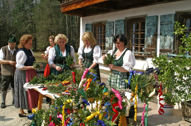 Beim traditionellen Ostermarkt darf das Palmbuschenbinden nicht fehlen. | Foto: Freilichtmuseum
