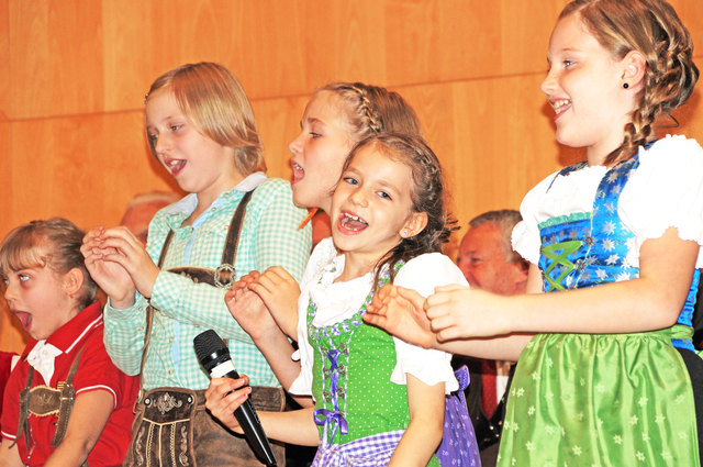 Auch mit dabei der U-14 Chor unter der Leitung von Judith Borstner und Pia Urban | Foto: KK