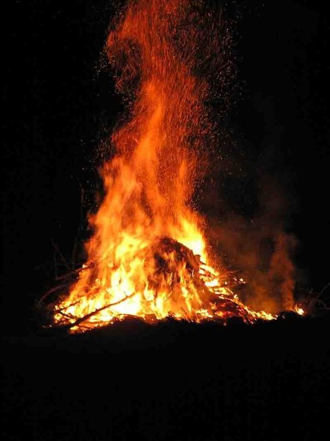 Das Osterfeuer gilt seit langer Zeit als fixer Bestandteil der Osternacht. | Foto: Barbara Hartl