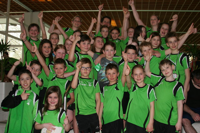 Die jungen Steyrer Schwimmer mit den Trainern Herta Tempelmayr, Renate Platzer, sowie Nicolas Delvigne