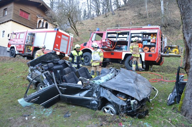 Mitglieder der FF Erl und Niederndorf am total zerstörten Unfallfahrzeug. | Foto: ZOOM-Tirol