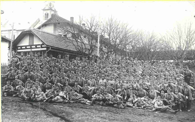 Fulpmes war im 1. Weltkrieg Sammelplatz Einberufener, die hier vor ihrem Einsatz an die italienische Front zu sogenannten Marschbataillonen zusammengestellt wurden.  Das Bild zeigt ein Marschbataillon 1916 in Fulpmes vor Abmarsch an die italienische Front. | Foto: Chronik Gemeinde Fulpmes