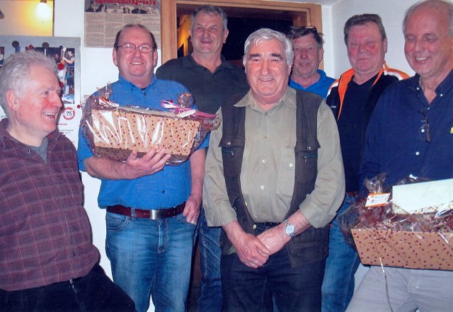 Die beiden Sieger (mit den Geschenkskörben li. Dr.Otto  Handler und re. Erich Schafer ) mit den Zweitplatzierten Gottfried Wagner (li) und Josef Andrich (Mitte), die Drittplatzierten dahinter  mit Obmann Karl Dengg