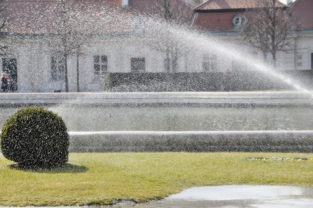 der Rasen und die Blumenbeete werden fleißig gegossen