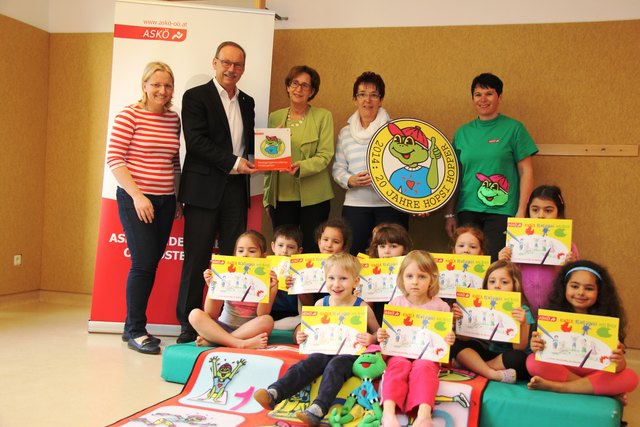 ASKÖ-Landesgeschäftsführerin Anita Rackaseder, Bürgermeister und ASKÖ-Obmann Gerald Hackl und Stadträtin Ingrid Weixlberger überreichten die Auszeichnung zum „Bewegungsfreundlichen Kindergarten“ an Helga Wandl und Renate Moser (v. l.), für die Kinder gab es ein kleines Präsent. | Foto: ASKÖ