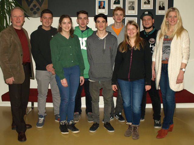 Das Jugendteam mit Bürgermeister Norbert Höpoltseder (li.) und der Vorsitzenden des Jugendausschusses Silke Prinz (re.). | Foto: Gemeinde