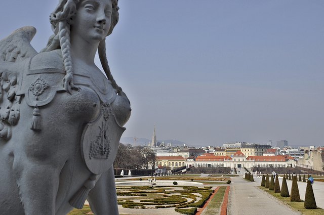 Blick Richtung untere Belvedere , im Dunst sieht man den Leopoldsberg