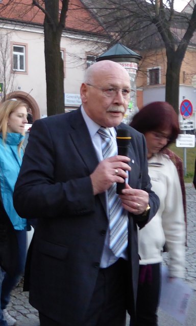 Hainburgs Bürgermeister Zeitelhofer stellte sich den Demonstranten am Hauptplatz.