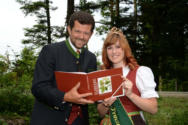 Werden gemeinsam durch den Regionsabend führen: Leader-Projektbetreuer Michael Gratz mit Elsbeer-Prinzessin Christine I.