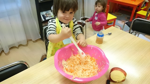 "WIE SCHÖN IST ES, SICH MIT DER ARBEIT ZUM WOHLE DER MENSCHHEIT ZU BEFASSEN!" Weitere infos, URL:
http://www.meinbezirk.at/linz/leute/gemeinsam-frisch-gekocht-gemeinsam-viel-am-wissen-ueber-die-gesunde-ernaehrung-und-noch-mehr-am-gemeinschaftsgefuehl-gewonnen-kinderkochabend-im-familienzentrum-dialog-melicharstr-2-4020-linz-am-20-03-2015-um-1700-uhr-m8170685,1288388.html