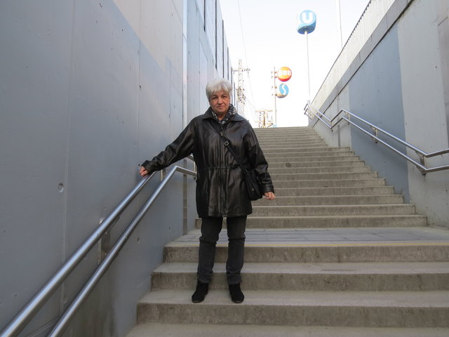 Die 68-jährige Anrainerin Brigitte Lhotzky auf den steilen Stiegen bei der Station Leopoldau.