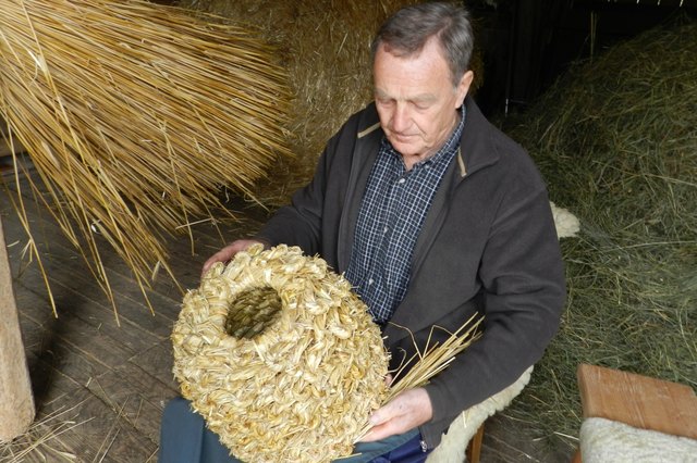 Zum Unterschied von Deko-Körben muss der Bienenkörbe oben ein Loch haben, das mit einem Stoppel zugestöpselt wird.