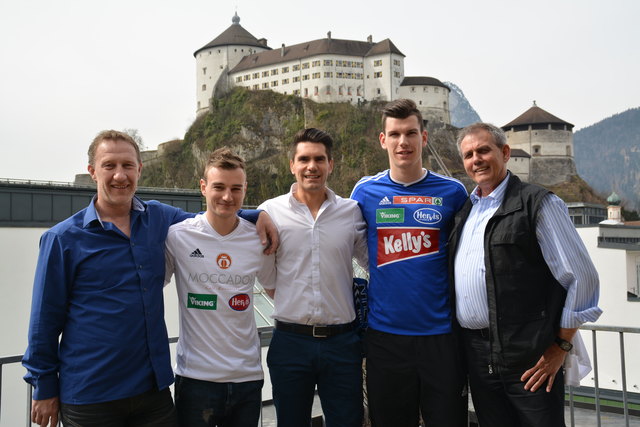 Das Festungsstädter Fußball-Fünfgestirn v.l.: Stephan Marasek (sportl. Leiter), Kapitän Patrick Schönauer, Trainer Stefan Höller, Neuzugang Kris Jogan und Friedl Schwaighofer (Geschäftsstellenleiter).
