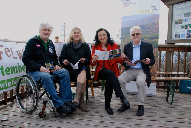 v.l.: Obmann Natuparkverein Geschriebenstein Hubert Reschl, Mag. Andrea Sedlatschek von der ARGE Naturparke, Tourismuslandesrätin Mag. Michaela Resetar, und Paul Mayerhofer, Koordinator der burgenländischen Naturparke bei der Präsentation am Baumwipfelweg.