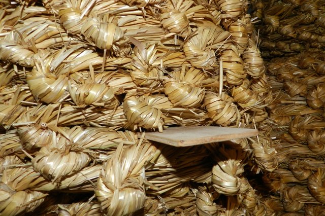 Hoteleingang - in der Bildmitte über dem Holzplättchen der Eingang der Bienen (2 mm)