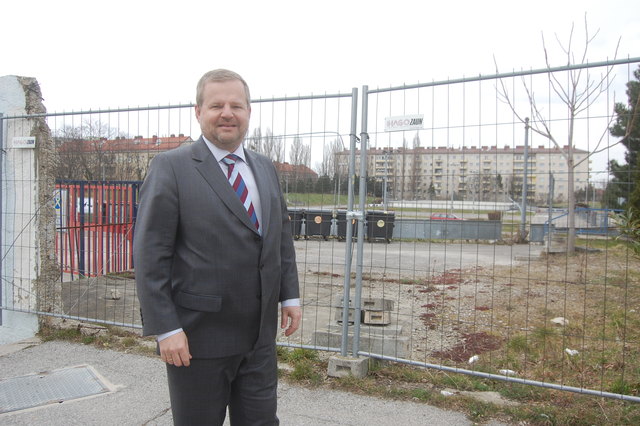 Der Eisring Süd sieht zwar nach Baustelle aus, ist aber keine. Der Favoritner ÖVP-Klubobmann fordert das geplante Sportzentrum ein.