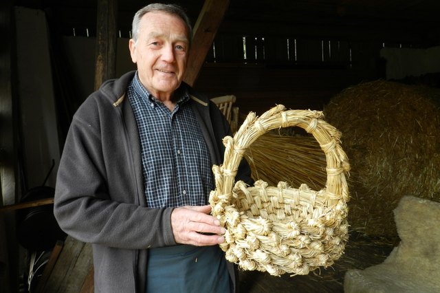 Mit den Bienenkörben hat alles begonnen. Mittlerweile macht Rosenberger viele Körbe zu Dekorationszwecken, wie diesen Korb mit Henkel, der ihm viel Tüftelei abverlangte, das der Henkel hält und noch dazu schön aussieht.