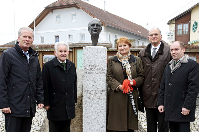 Vizekanzler Reinhold Mitterlehner, Landeshauptmann Josef Pühringer, Christa Stadler (Tochter von Rudolf Kirchschläger), Walter Kirchschläger (Sohn) und Bürgermeister Josef Wögerbauer.