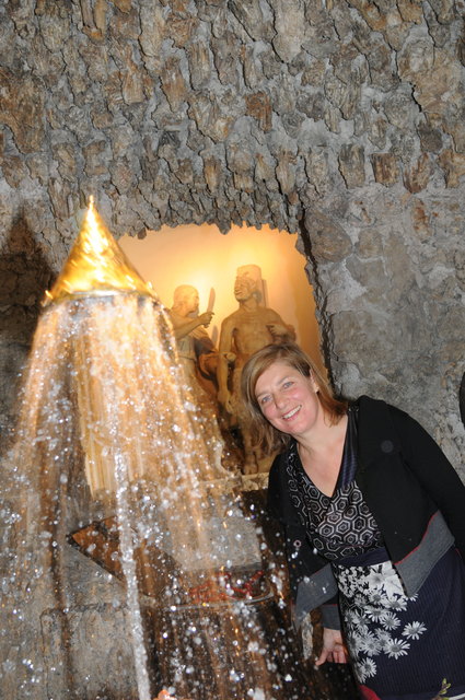 "Schlossherrin" Ingrid Sonvilla mit der berühmten Krone in der "Kronengrotte".
