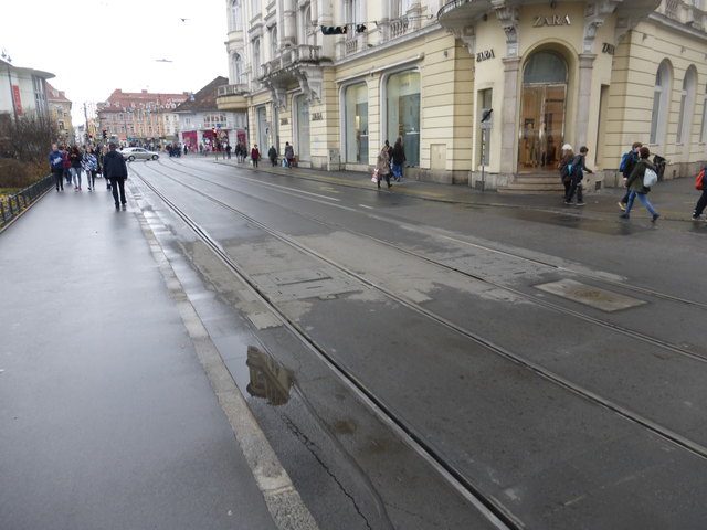Am besten sind Weichenheizungen im Betrieb bei Regenwetter zu erkennen . Der beheizte Bereich ist hier zuerst trocken. Weichen beim Eisernen Tor vor Zara.