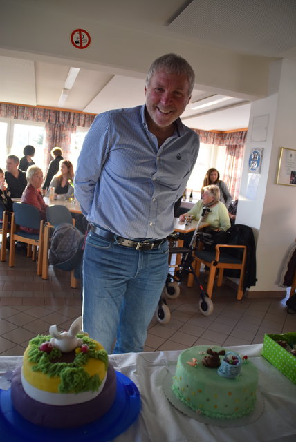 Kultur-Chef Manfred Bichler bewundert die sensationellen Torten. | Foto: Zeiler