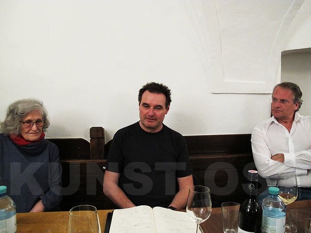 Von links: Künstlerin Irmgard Eixelberger, Wissenschafter Günther Marchner und der Ludersdorf Bürgermeister Peter Moser bei der „SynKon“ von Kunst Ost.