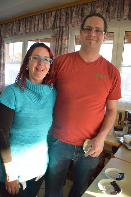 Kredenzen besten Kaffe zu den Torten: Stefan und Claudia Glaser. | Foto: Zeiler