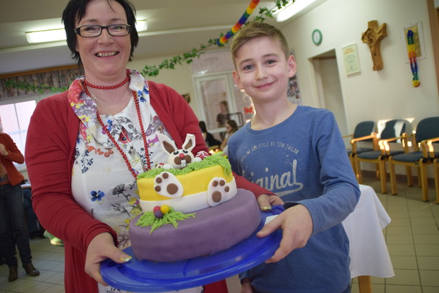 Frohe Ostern: Ursula Weiker und Jugend-Bürgermeister Philip Török. | Foto: Zeiler
