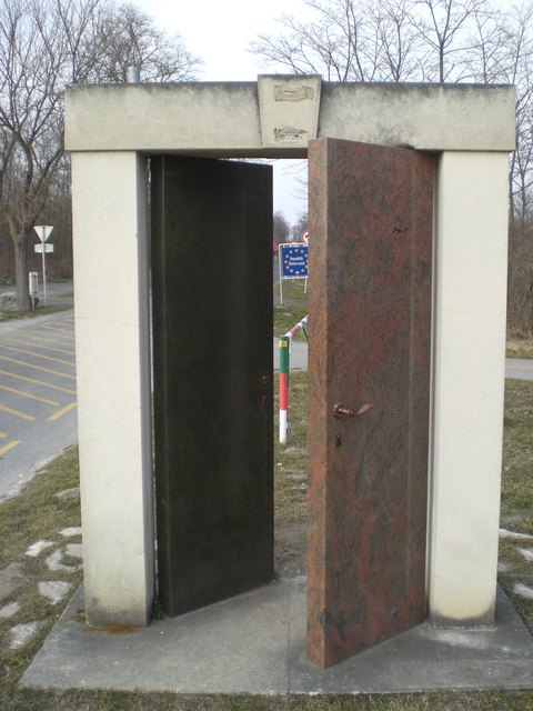 ... ein Blick durch das "Tor zur Freiheit" am Grenzübergang ...