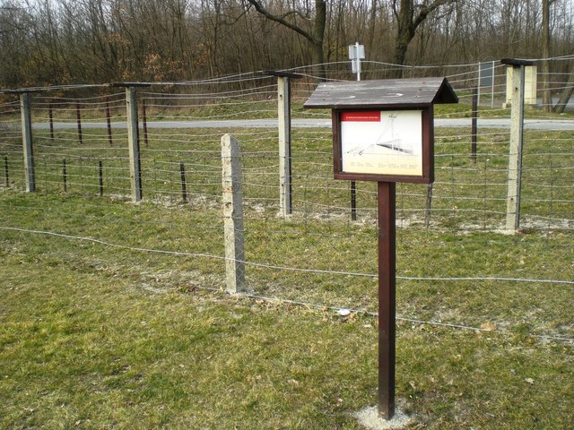 Schauobjekte wie damals die Grenzen gegen "ungewollte Übertritte" auf ungarischer Seite aufgebaut waren.