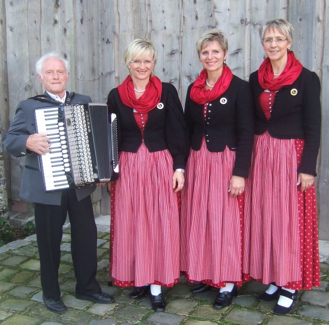 Die Meßnerschläger Sängerinnen und fünf weitere Gruppen singen und musizieren | Foto: privat