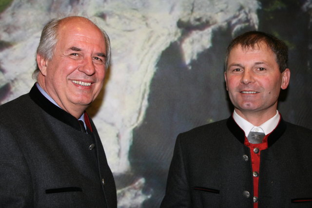 Sind seit über 17 Jahren ein anerkanntes Führungsteam: Maschinenring-Obmann Martin Alber (r.) und Stellvertreter Bgm. Walter Gaim lenken auch in Zukunft die Geschicke des stärksten Maschinenrings in Tirol.
