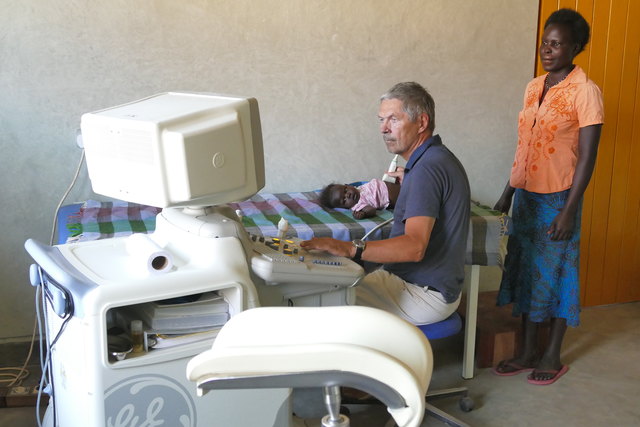 Franz Krösslhuber bei der Ultraschalluntersuchung einer kleinen Patientin. | Foto: OfJM/Krösslhuber