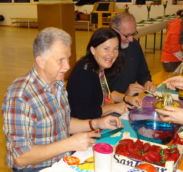 Da sind alle mit Begeisterung am Obst- & Gemüseschnippseln.
