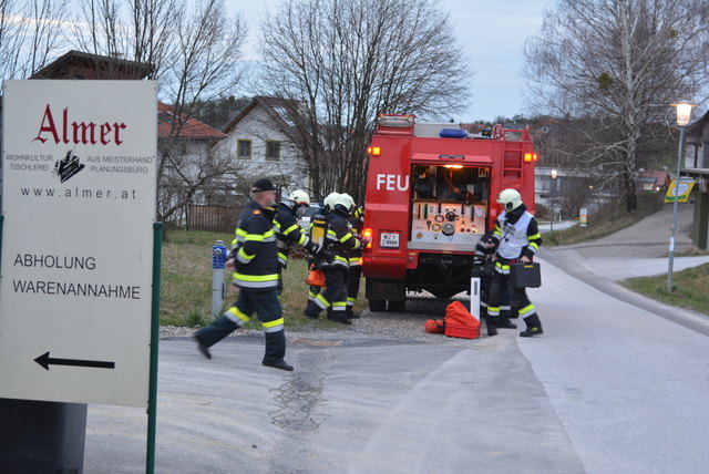 Die drei Feuerwehren Obergrossau, Gleisdorf und Nitscha übten einen Brandeinsatz bei der Tischlerei Almer in Arnwiesen.